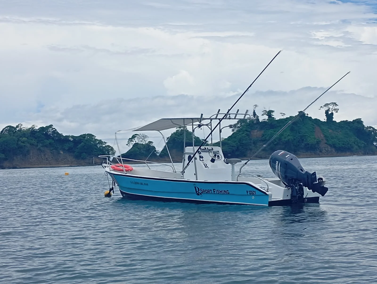28' Center Console Boat Boston Dog #2 fishing boat at Herradura Beach Costa Rica