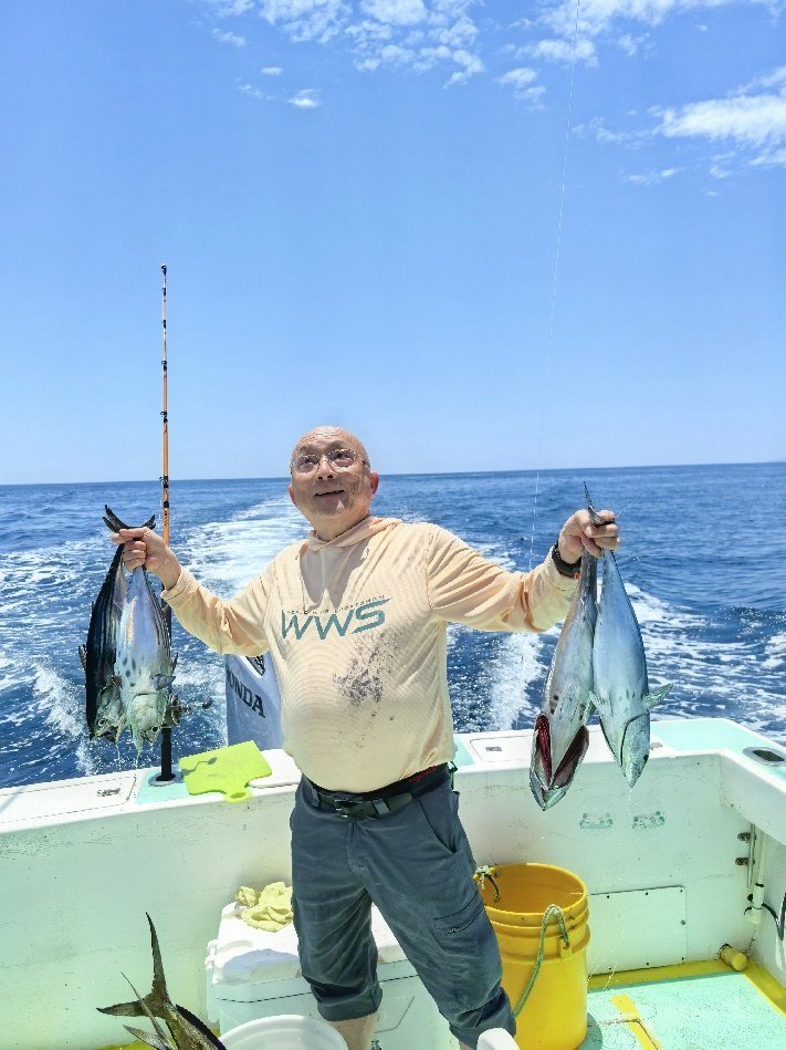 Guest with mahi mahi dorado during a Wahoo Sportfishing Jaco offshore fishing charter in Costa Rica